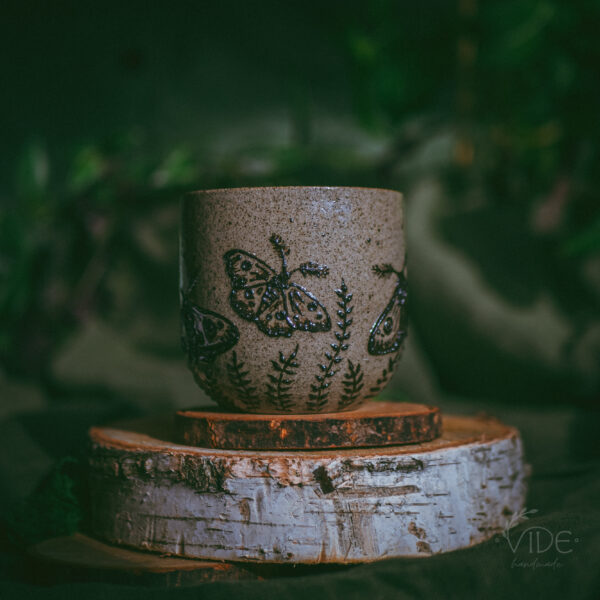 Czarka z czarnymi ćmami 1