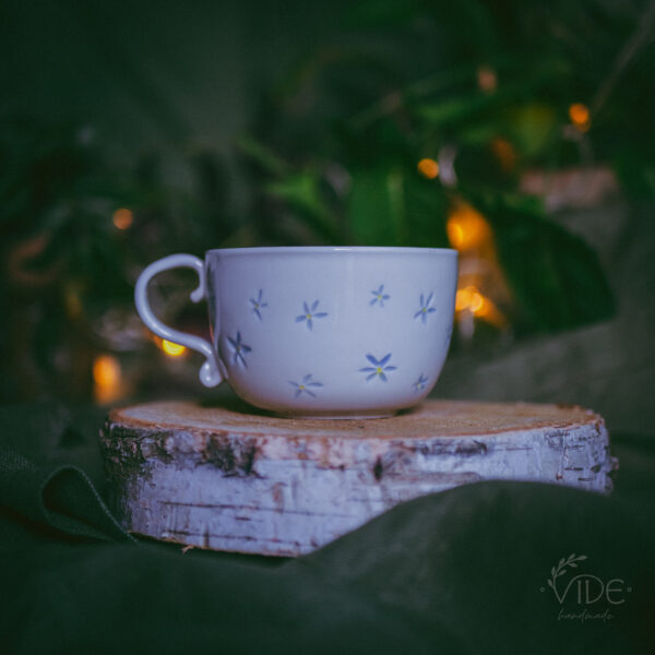 Filiżanka porcelanowa w kwiaty